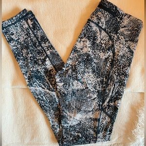 Lululemon High Waisted Leggings - Navy Print